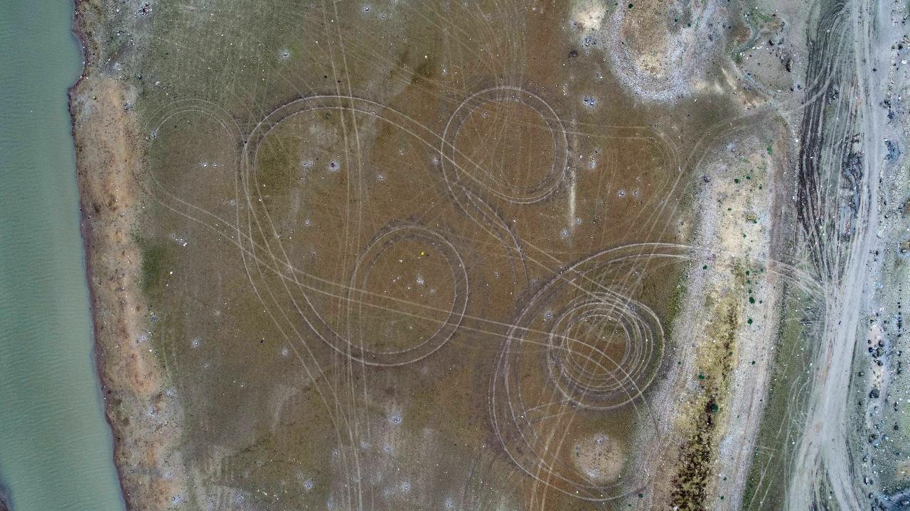 İstanbul`da hava sıcaklığının mevsim normallerinin üzerinde seyretmesi ve yağışsız geçen ayların ardından barajlardaki doluluk oranı son 10 yılın en düşük seviyesine kadar düştü. 