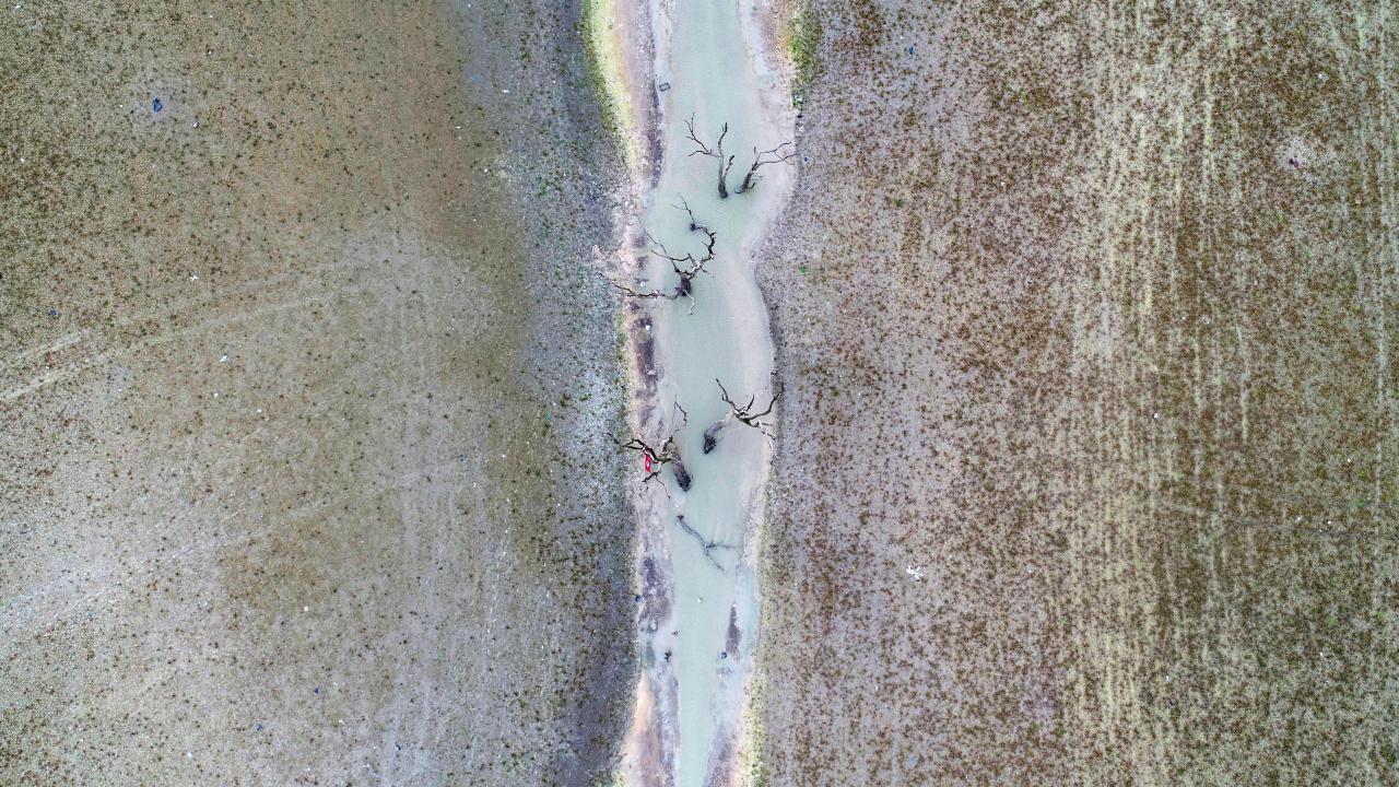 Suların büyük kısmının çekildiği barajın son durumu ise drone ile havadan görüntülendi.