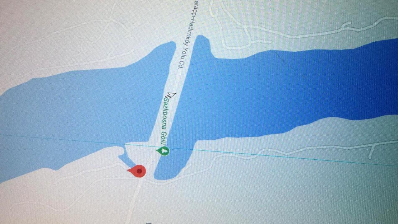 Suların çekilmesi ile birlikte haritalarda mavi olarak görülen baraj alanın adeta çöle döndüğü görüldü. 