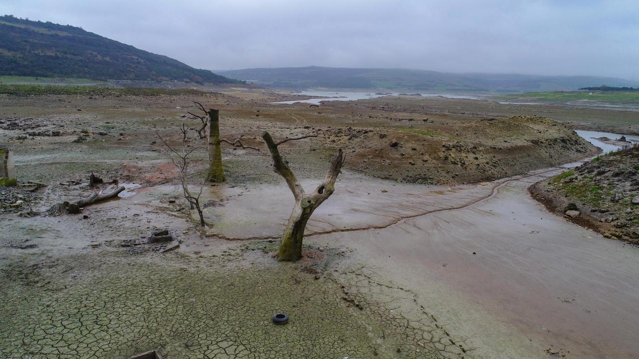 Diğer taraftan suların çekilmesi ile daha önce sular altında kaldığı değerlendirilen bazı ev kalıntıları da ortaya çıktı. 