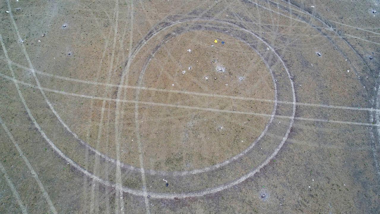 Baraj alanında çok sayıda lastik izinin olması korkunç tabloyu bir kez daha gözler önüne serdi.