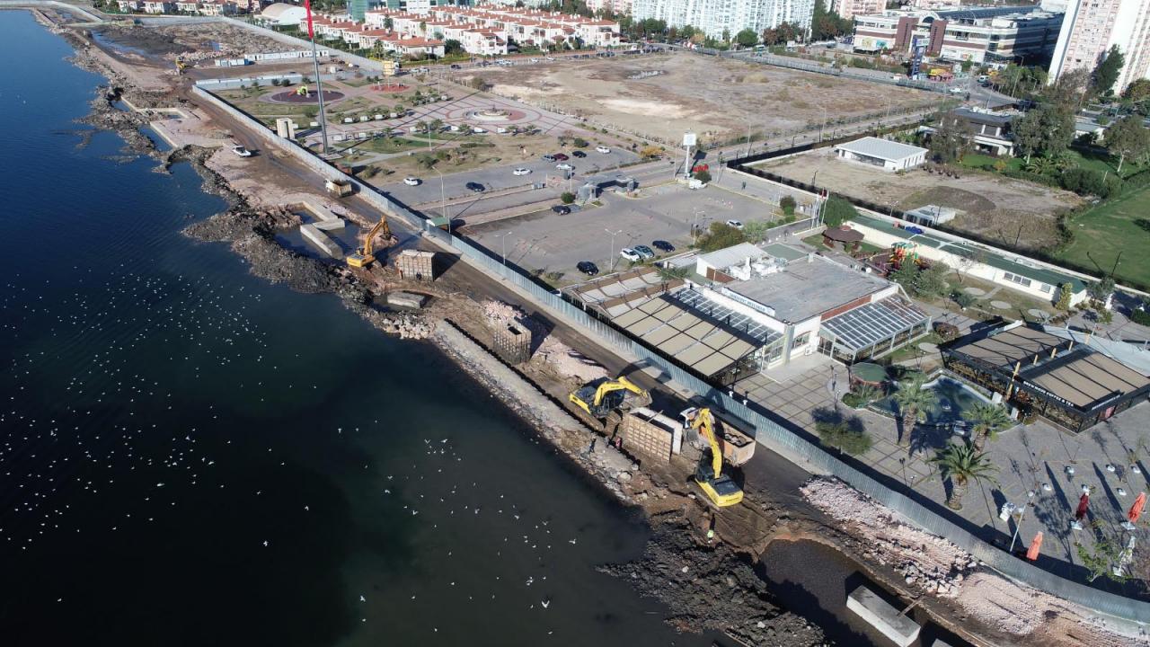 Mavişehir Mahallesi`nde çalışma yapan 40 kişilik ekip, denizin önüne topraktan set çekmeye başladı.