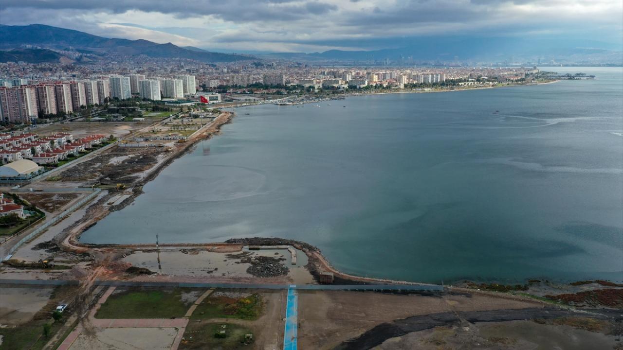 Öte yandan, dün denizin taşması sonucu sular altında kalan araçlar çekiciler yardımıyla bulundukları alanlardan kaldırılıyor.
