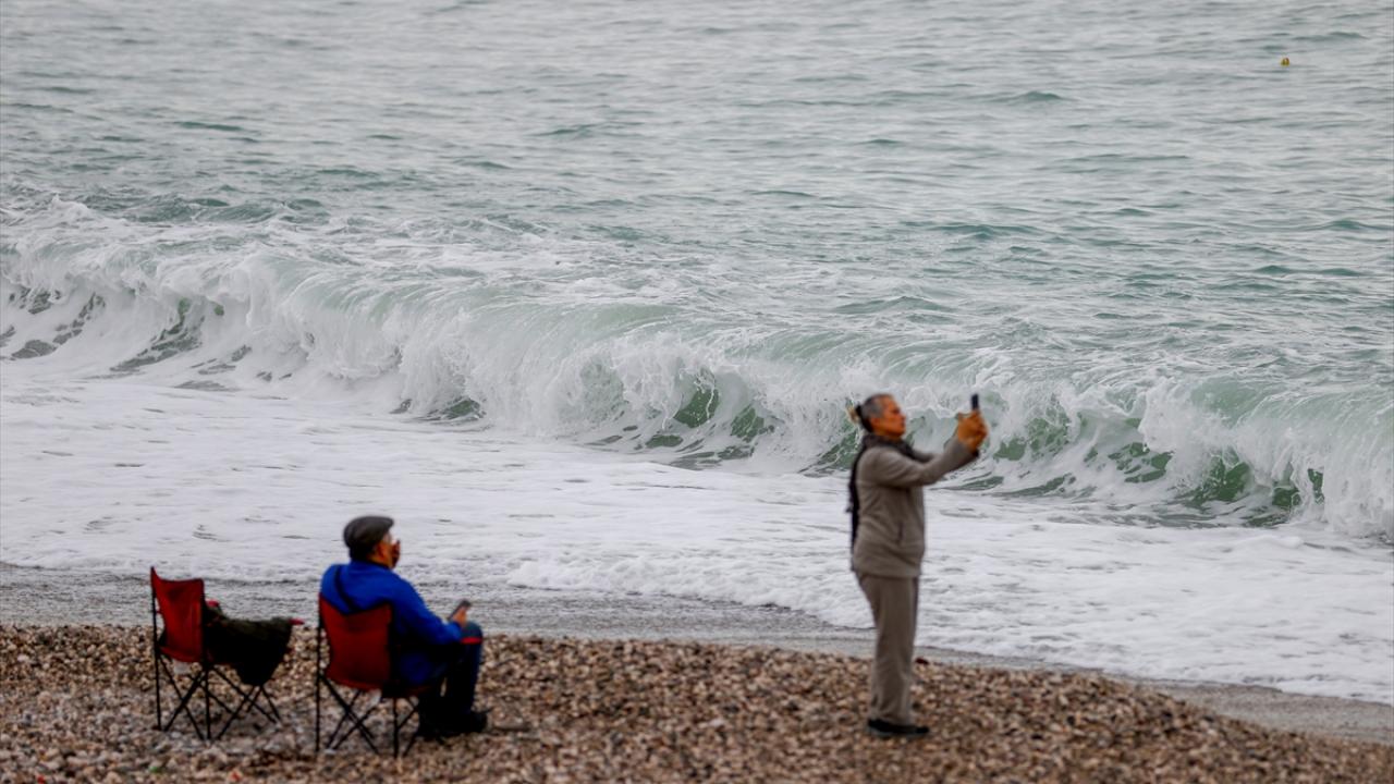 Kent genelinde yaklaşık bir haftadır aralıklarla devam eden kuvvetli sağanak, sabah saatlerinden itibaren etkisini azalttı.