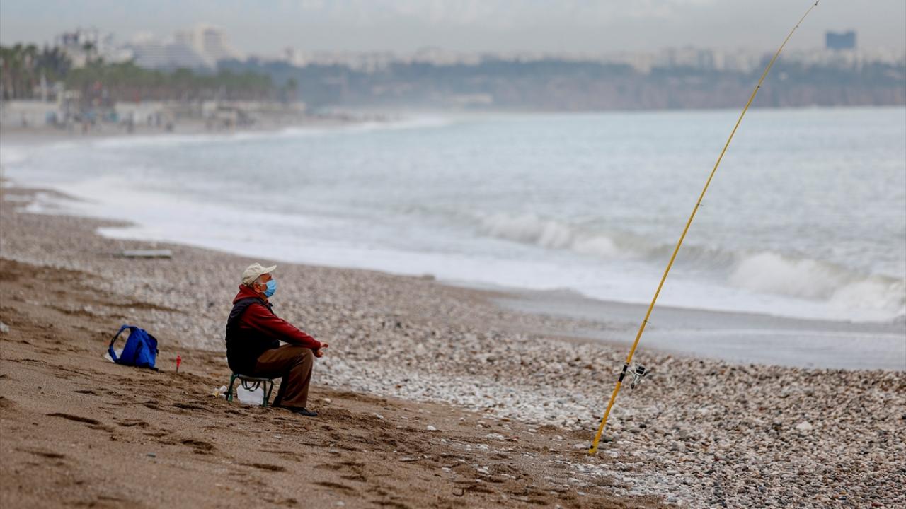 Hava ve deniz suyu sıcaklığının 18 derece kaydedildiği kentte, vatandaşlar Konyaaltı Sahili`ne gitti.