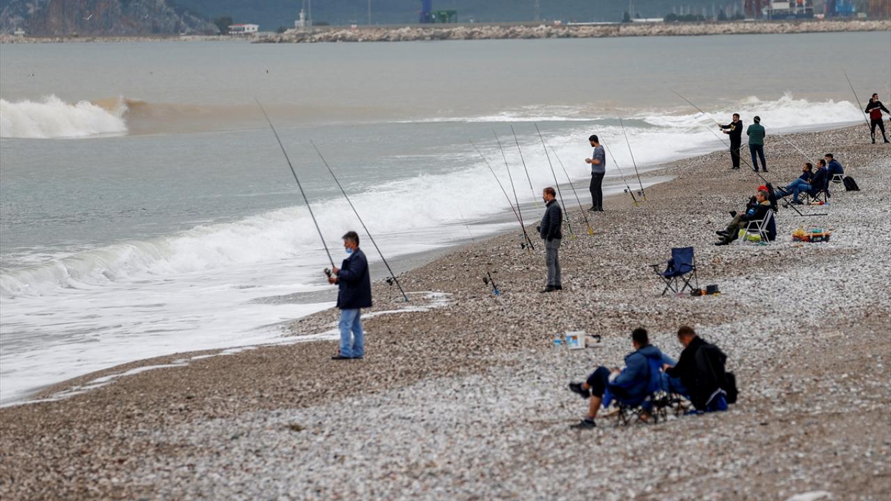 Park ve bahçelerde de yoğunluk oluşturan vatandaşlar, deniz kenarından dalgaları seyretti, balık avladı.