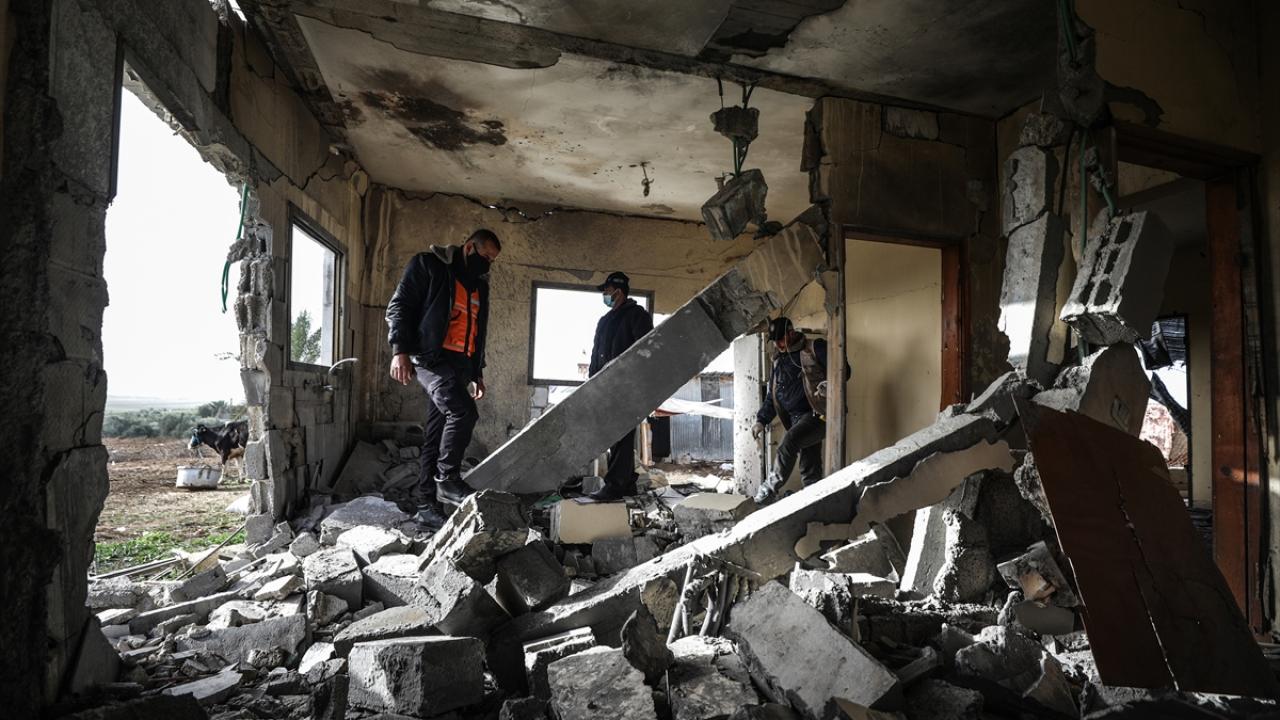 Gazze Şeridi`nin orta kesimlerindeki Hacer ed-Dik beldesinde yaşayan Muhammed en-Nesr (24) ve teyzesinin (70) hayatı yarın gerçekleşecek düğününün hazırlıkları için evden çıkmaları sayesinde kurtuldu. 