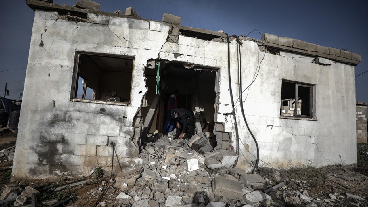 Evden ayrılmalarından birkaç saat sonra İsrail`den yapılan top atışları sonucu bir top mermisi, ailenin evine isabet etti.