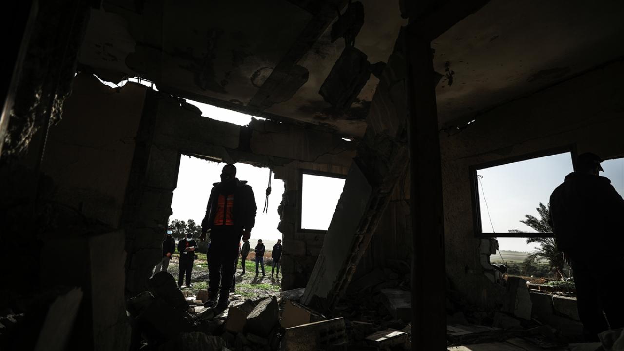 İsrail`in "top mermisinin kazara evin üzerine düştüğü" iddiasını eleştiren Nesr,  "İsrail, bu sınır bölgesini devamlı olarak denetliyor ve dolayısıyla bu noktada bir evin varlığından haberdardı." dedi. 