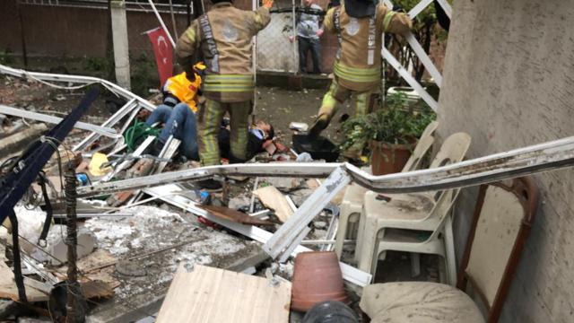 Avcılarda balkon çöktü: 2 yaralı