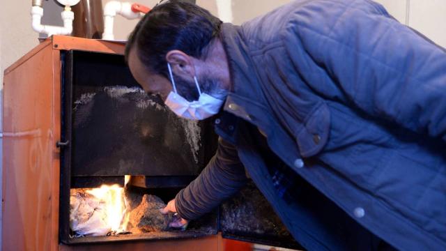 Kaloriferli evini tezekle ısıtarak yakacak maliyetinden kurtuldu