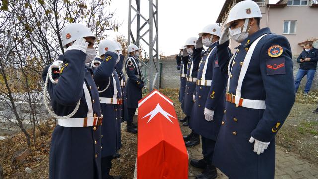 Binbaşı Tüzün Çorumda son yolculuğuna uğurlandı