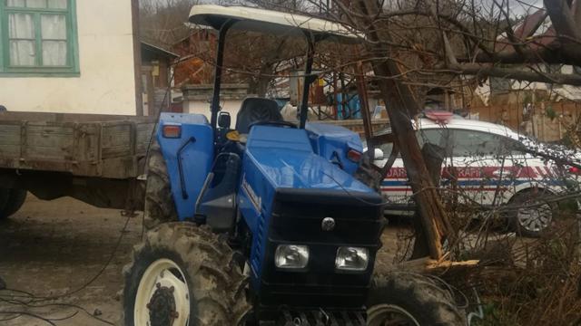 Elektrik direğine çarpan traktördeki 2 kişi yaralandı