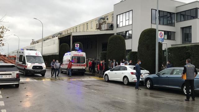 Fabrikanın bacasında yangın çıktı, 2 işçi dumandan etkilendi