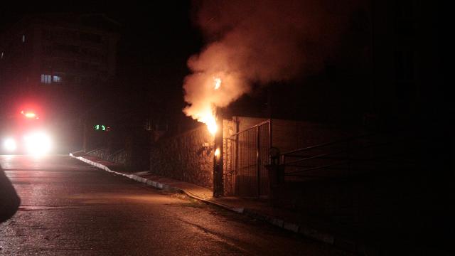 Bursada elektrik direğindeki yangın korkuttu