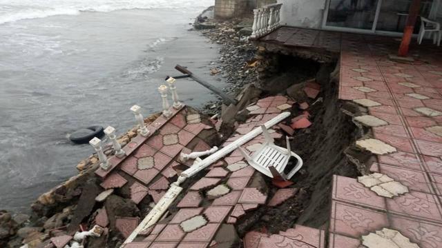 Batı Karadenizdeki fırtına sahil kenarındaki işletmeye zarar verdi