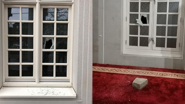 Hollandada Amsterdam Ayasofya Camiine taşlı saldırı