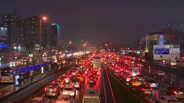 İstanbul trafiğinde yoğunluk oluştu