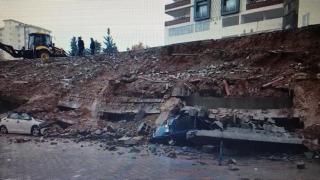 İstinat duvarı çöktü: 3 araç hurdaya döndü