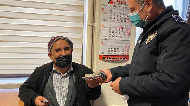 Bankadan çektiği 20 bin lirayı cami tuvaletinde unuttu
