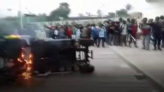 Hindistan'da Iphone fabrikası çalışanları fabrikayı savaş alanına çevirdi