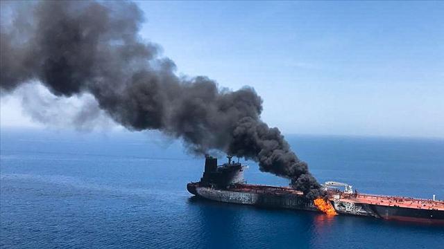 Suudi Arabistanın Cidde limanındaki bir petrol tankerinde patlama
