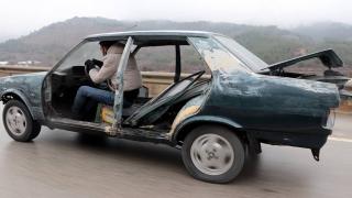 Kapıları ve koltukları olmayan otomobille tehlikeli yolculuk