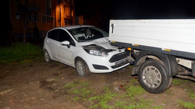 Sokağa çıkma kısıtlamasını ihlal eden kişi, polisten kaçarken kaza yaptı