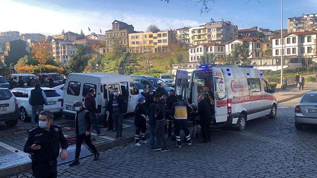 Sürücüsü fenalaşan minibüs kaldırıma çıktı: 2 yaralı