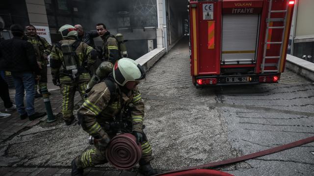 Bursada bir AVMde yangın çıktı
