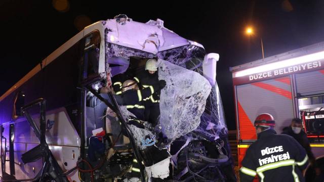 Yolcu otobüsü kamyona çarptı: 16 yaralı
