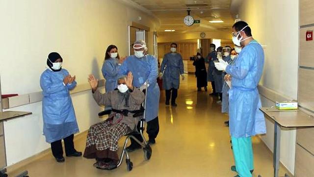 113 yaşındaki Arzu nine 2 haftada koronavirüsü yendi