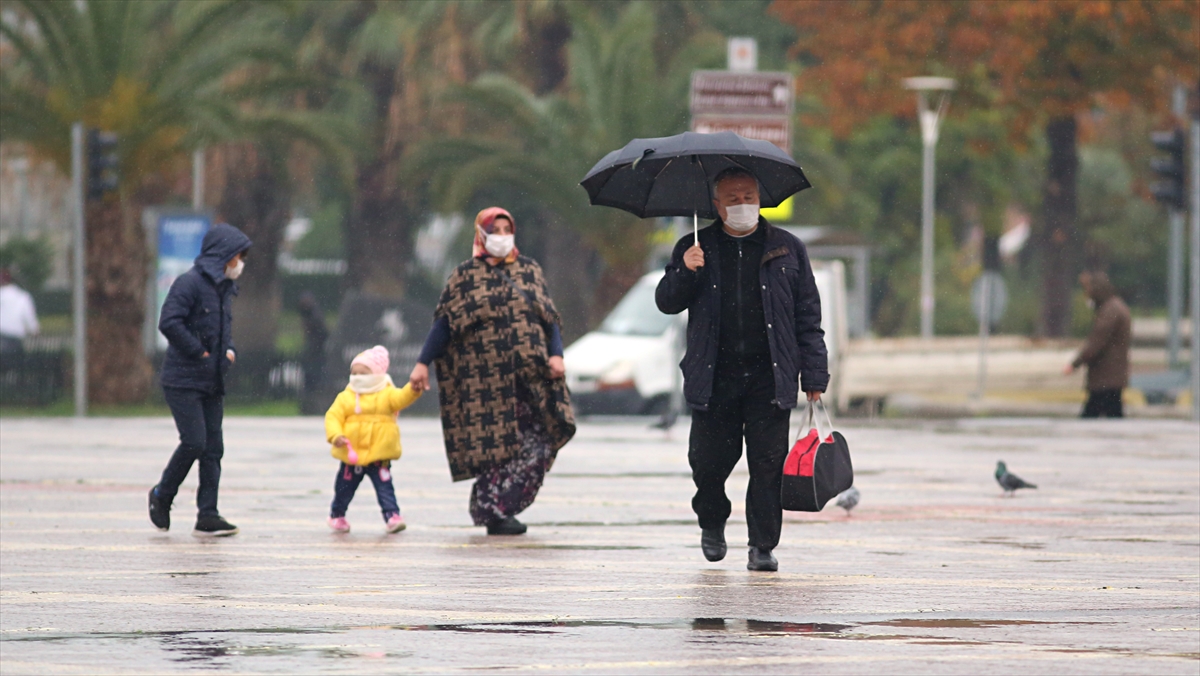 Samsun`da sağanak etkili oldu, Atakum sahilinde boyu 2 metreyi aşan dalgalar oluştu.
