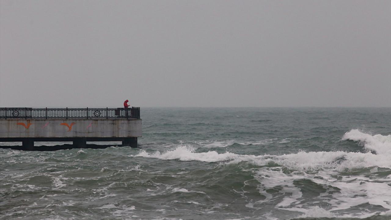 Bazı vatandaşlar caddede yağmurun dinmesini beklerken, polis ekipleri yağmur nedeniyle sıkışan trafiği düzenlemeye çalıştı.