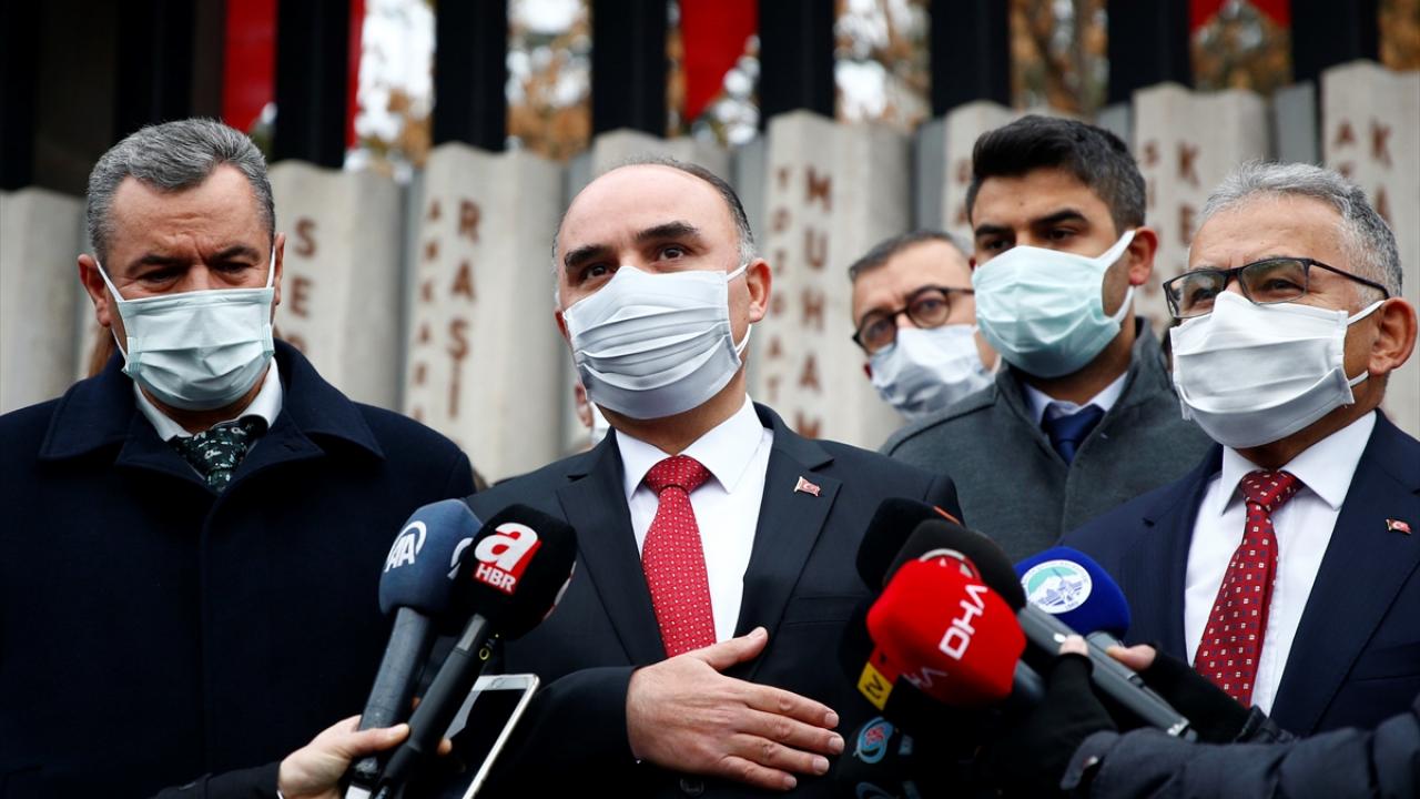 Kayseri Valisi Şehmus Günaydın, törende yaptığı konuşmada, hain terör saldırısında vefat eden bütün şehitleri minnetle yad ettiklerini söyledi.