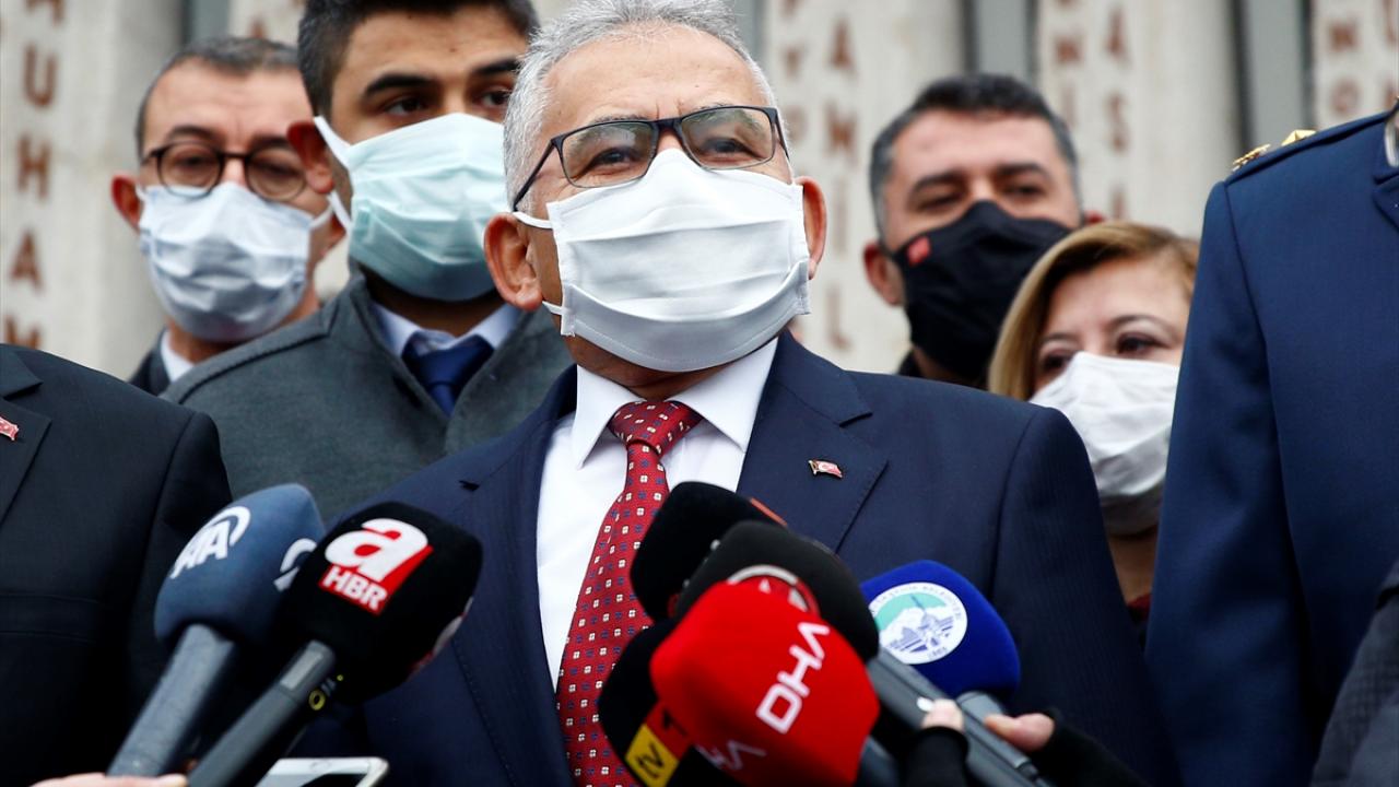 Kayseri Büyükşehir Belediye Başkanı Memduh Büyükkılıç ise 17 Aralık`ta şehit olan 15 askeri minnetle andıklarını belirterek, dayanışma içerisinde Türk milletinin birliğini koruyacağını dile getirdi.