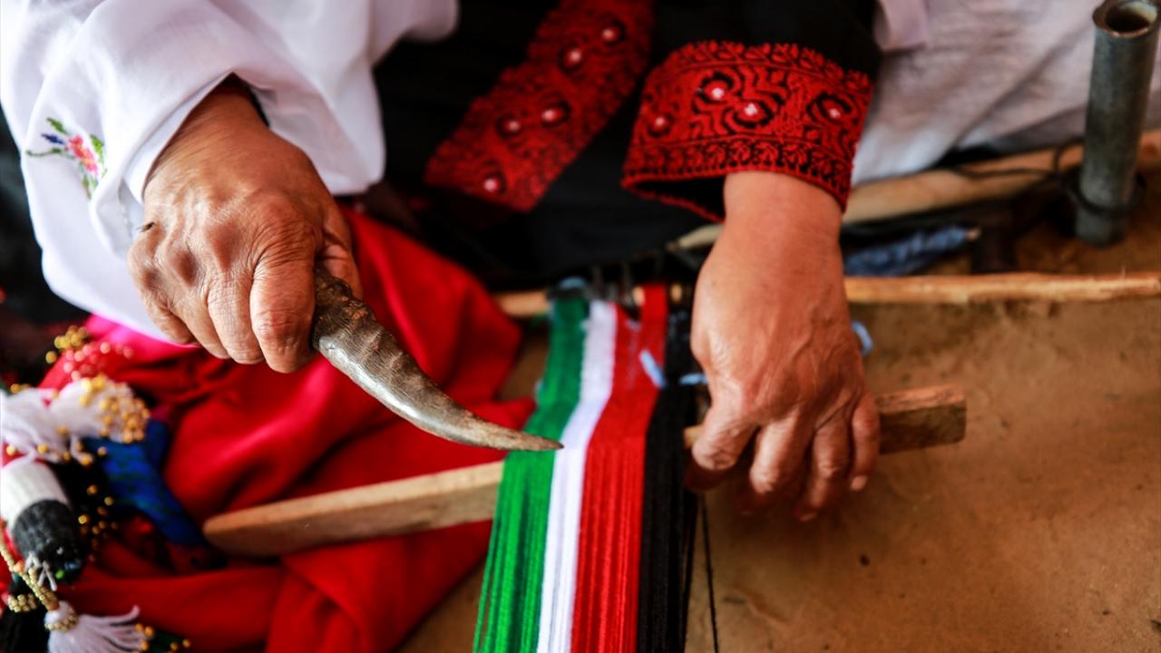 Ganime teyze, yaşadığı coğrafyadaki bedevilerin en eski ve en belirgin mesleklerinden olan bu işi gelecek nesillerin de sürdürmesini istiyor. 