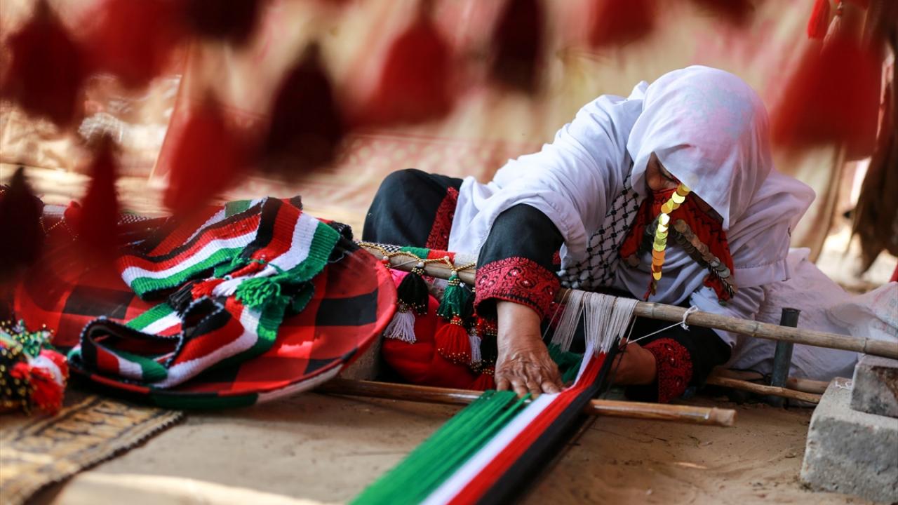 Yaklaşık 40 yıldır bu işi yapan Ganime teyze, ilerleyen yaşına rağmen her gün duvarları yıpranmış kumaşlarla örtülmüş odasında uzun saatlerini yün eğirerek ve işlemeler yapark geçiriyor.