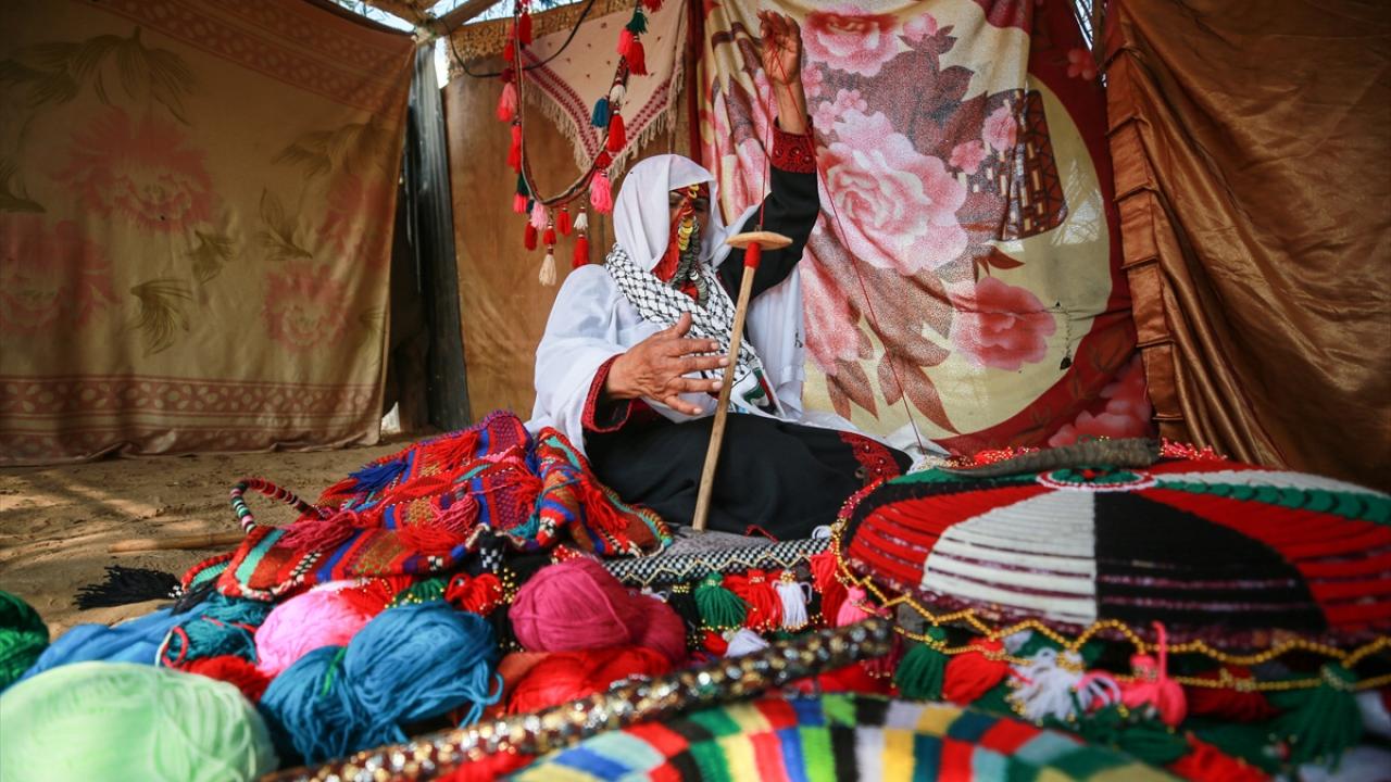 Filistinli Ganime el-Arcan, ceylan boynuzlarıyla yün eğirme ve işleme işinin inceliklerini ve geçmişini anlattı.