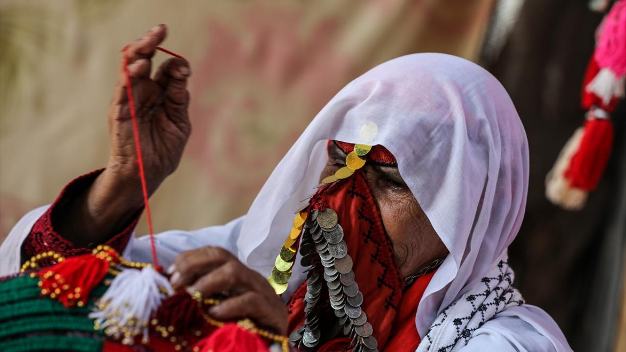 Ceylan boynuzlarını işinde kullanmanın sırrına da değinen Ganime teyze, boynuzları dokuma sırasından ipleri sıkıştırmak için gerekli sertliklere göre kullandığını belirtti.