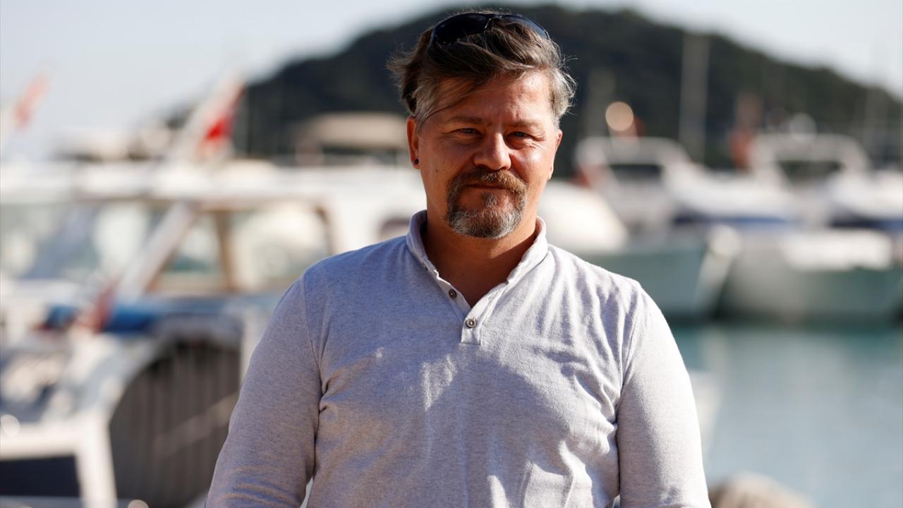 Balıkçı barınağında çekim yapan yönetmen Hakan Yavuzyılmaz da balon balıklarına ilişkin insanları bilinçlendirmek amacıyla "Akdeniz`in davetsiz misafirleri" adlı belgesel hazırladıklarını söyledi.