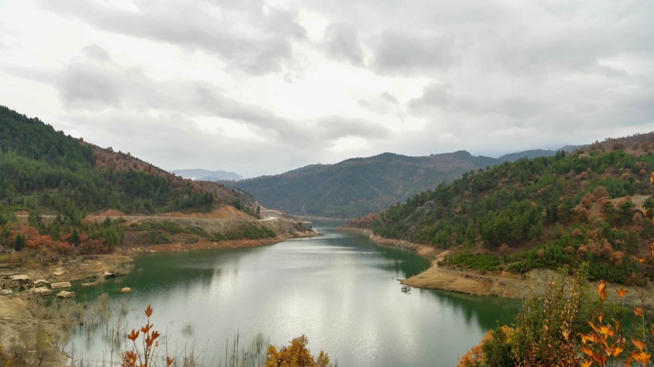 Yıllardır su altında kalan taş evler, barajdaki su seviyesi azalınca tekrar gün yüzüne çıktı. Evlerin taştan olması dimdik ayakta kalmalarını sağladı.