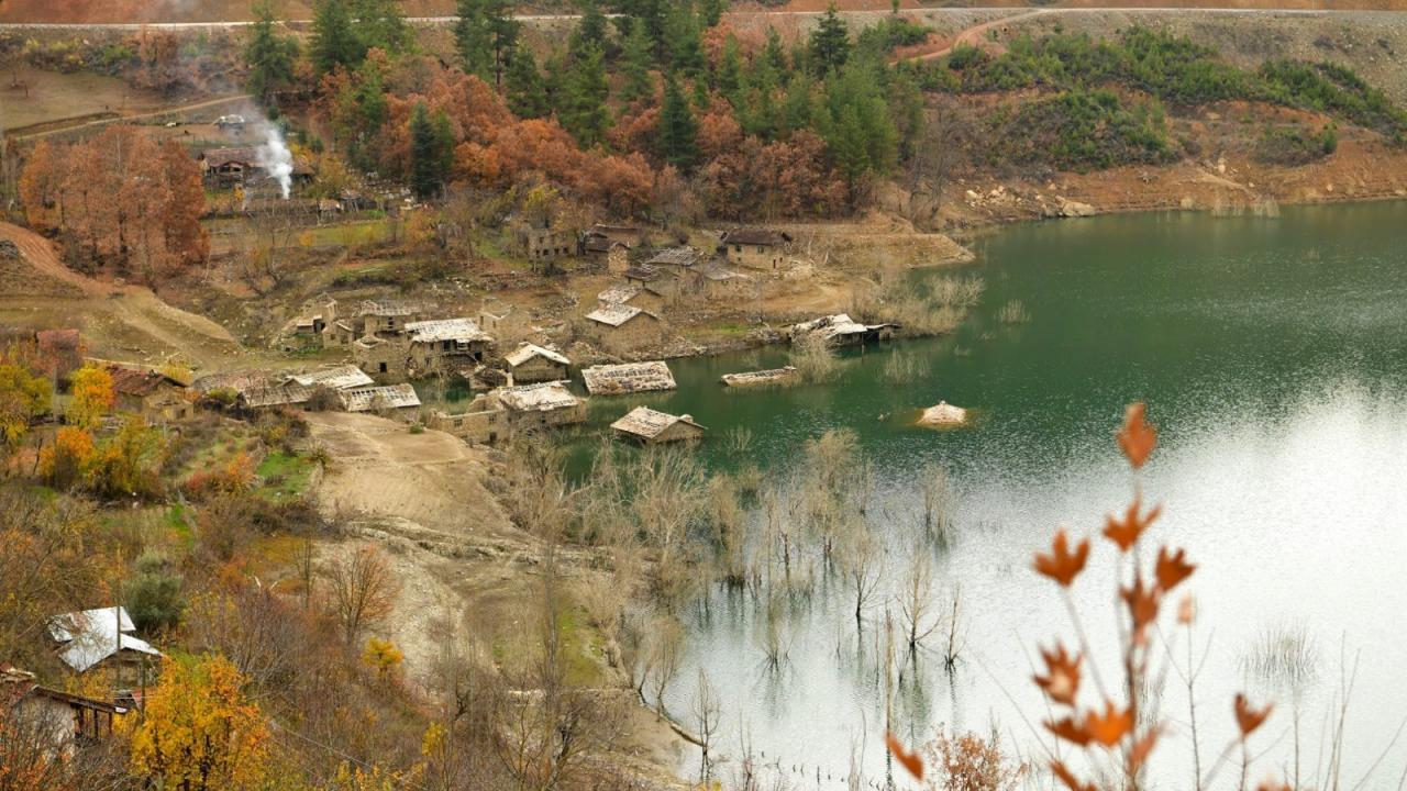 O evlere sonbahar renkleri de eşlik edince bölgede kartpostallık manzara oluştu.