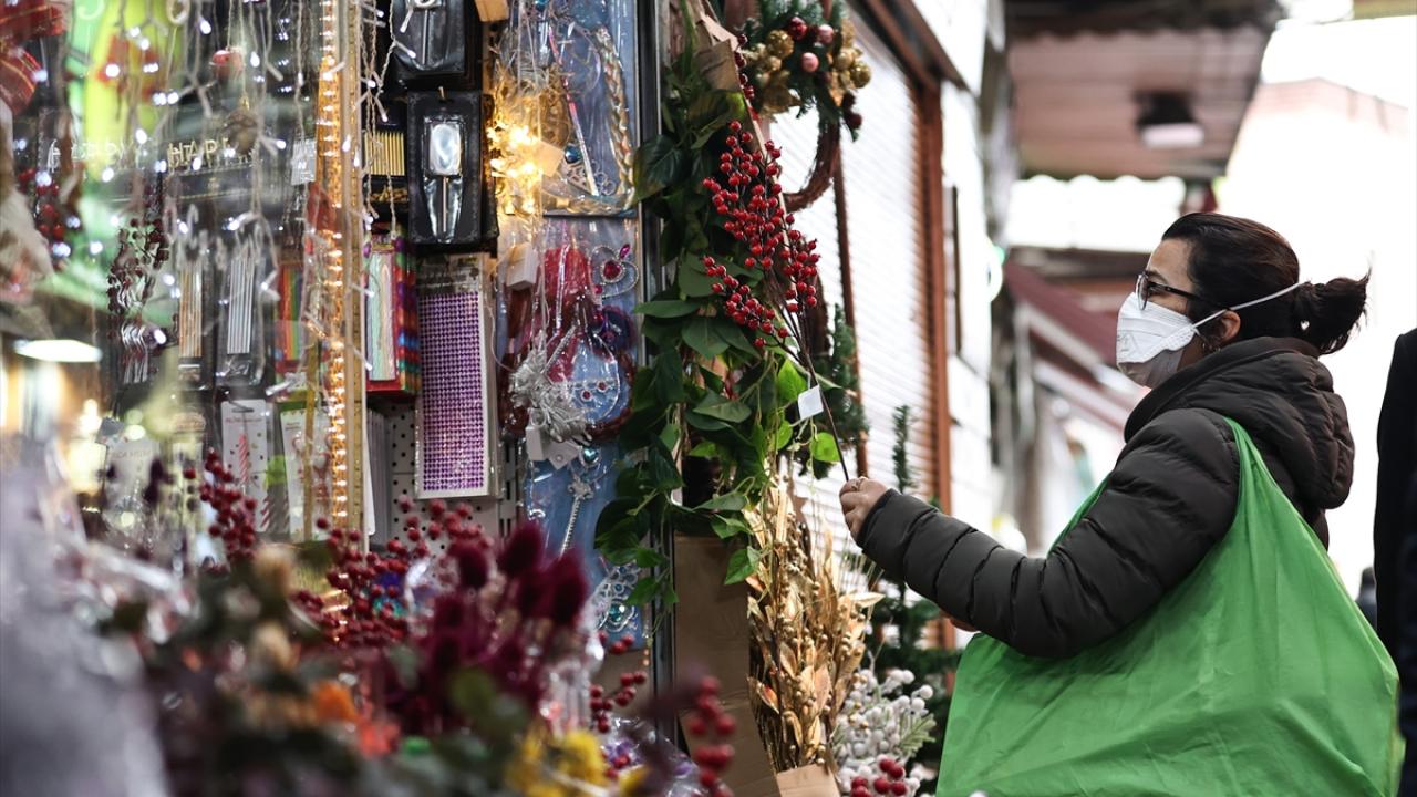 Alışveriş yapanlar arasında ağırlıkla kuru yemiş, hediyelik eşya ve yılbaşı süsü alanlar bulunurken, vatandaşların sosyal mesafe ve maske kuralına da dikkat ettiği görüldü. 