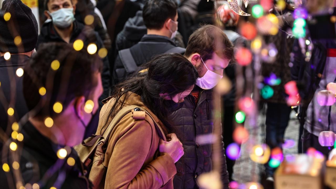 Bu arada vatandaşların alışveriş için tercih ettiği Tahtakale`deki dünkanların da yılbaşı süsleriyle donatıldığı gözlendi.