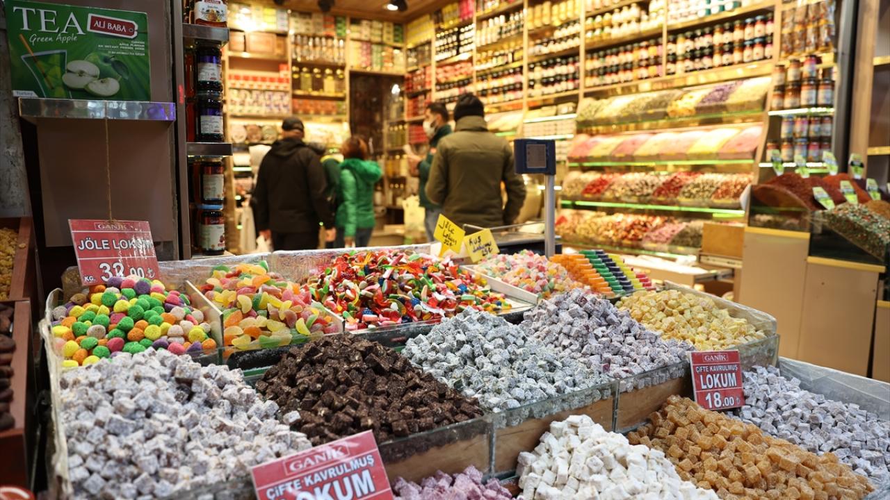 Okullar ne zaman kapanacak? meb 2022-2023 ara tatil, yarıyıl (15) tatil İstanbul'da yılbaşı öncesi alışveriş hareketliliği | TRT Haber Foto Galeri