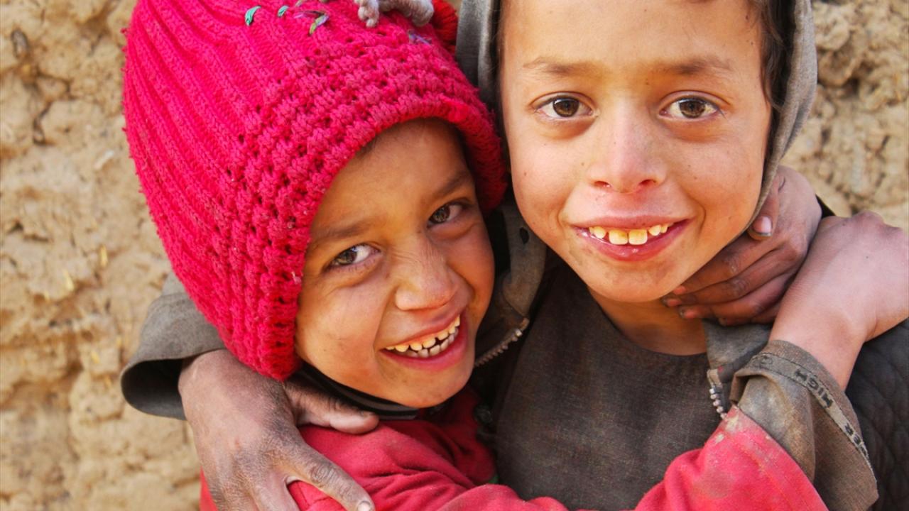 Afganistan`ın başkenti Kabil`deki geçici kamp alanında kalan ülke içinde yerinden edilmiş Afganlar, yaşamlarını zor şartlar altında sürdürmeye çalışıyor.