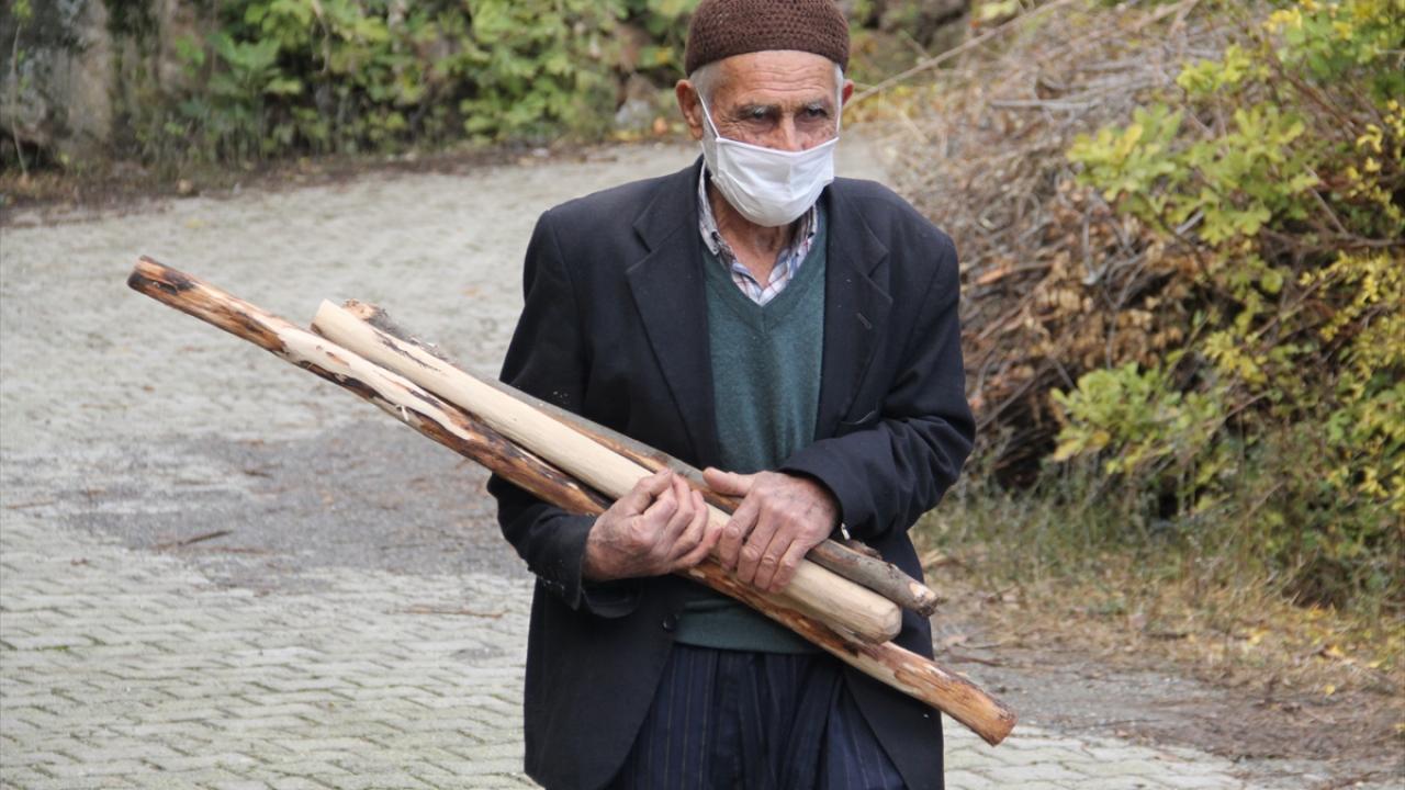 İlerlemiş yaşına rağmen bu becerisini sürdüren Eden, dağdan topladığı çam, gürgen, ardıç ve çınar ağaçlarının dallarını sırtında taşıyarak evinin bahçesine getiriyor.