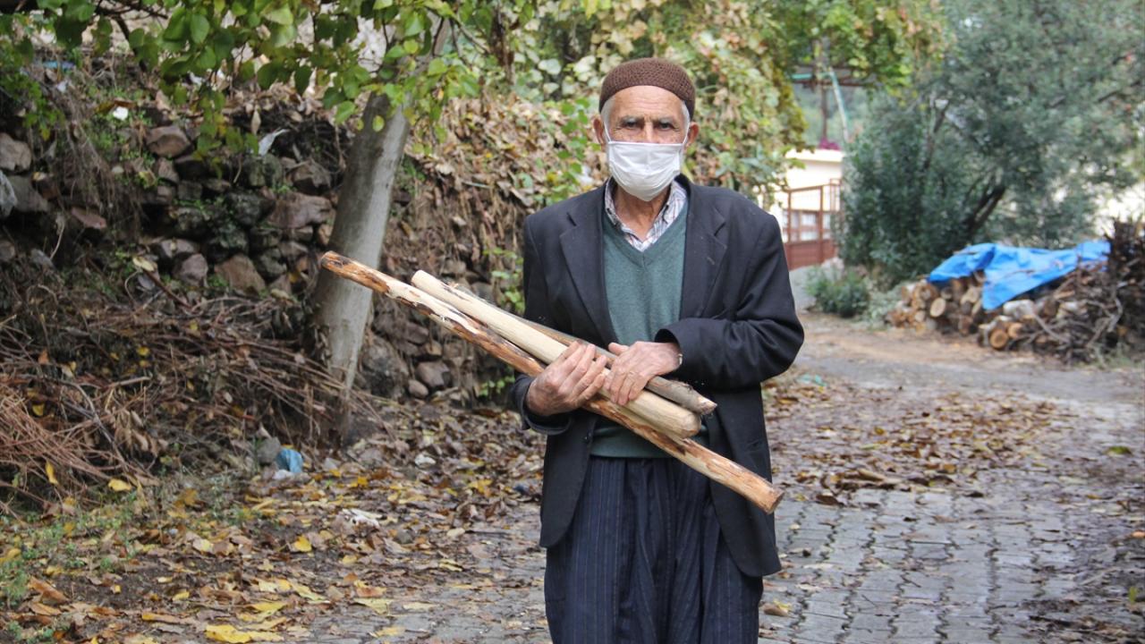 Dağdan topladığı odunları işleyip çeşitli ebatlarda kaşığa dönüştüren Eden, sanat eseri hüviyetindeki el emeği göz nuru ürünleri çevresindekilere hediye ediyor.