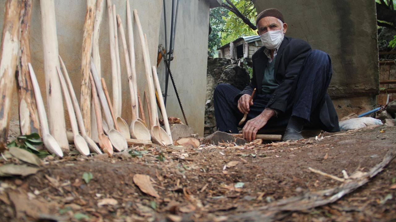 Amanos Dağları eteklerindeki Bektaşlı Mahallesi`nde yaşamını sürdüren Eden, 16 yaşındayken kaşık ustası dayısından odun parçalarından kaşık yapmayı öğrendi.